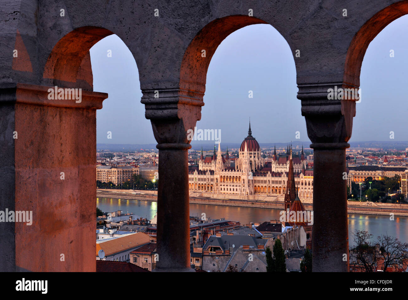 Vista desde el Bastión de los pescadores en la Casa del Parlamento en el río Danubio, Budapest, Hungría, Europa Foto de stock