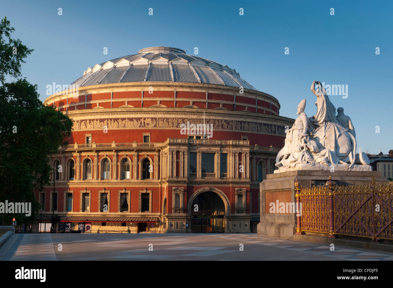 El Royal Albert Hall y esquina de la estatua de el Albert Memorial, Kensington, Londres, Inglaterra, Reino Unido, Europa Foto de stock