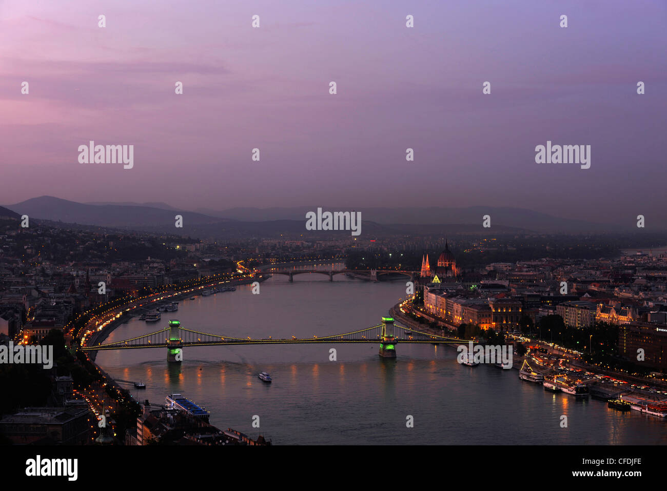 Vistas a la colina del castillo, el río Danubio y al Puente de las cadenas en la noche, Budapest, Hungría, Europa Foto de stock