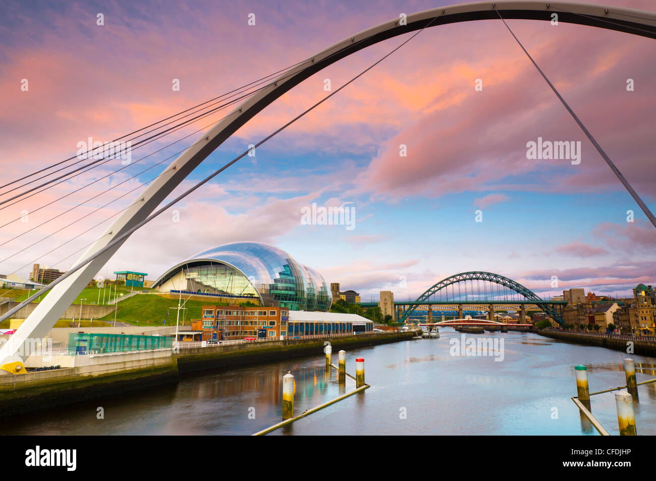 El Puente del Milenio y el sabio,el río Tyne Tyne Bridge, en el fondo, Gateshead, Tyne y desgaste, Inglaterra, Reino Unido. Foto de stock