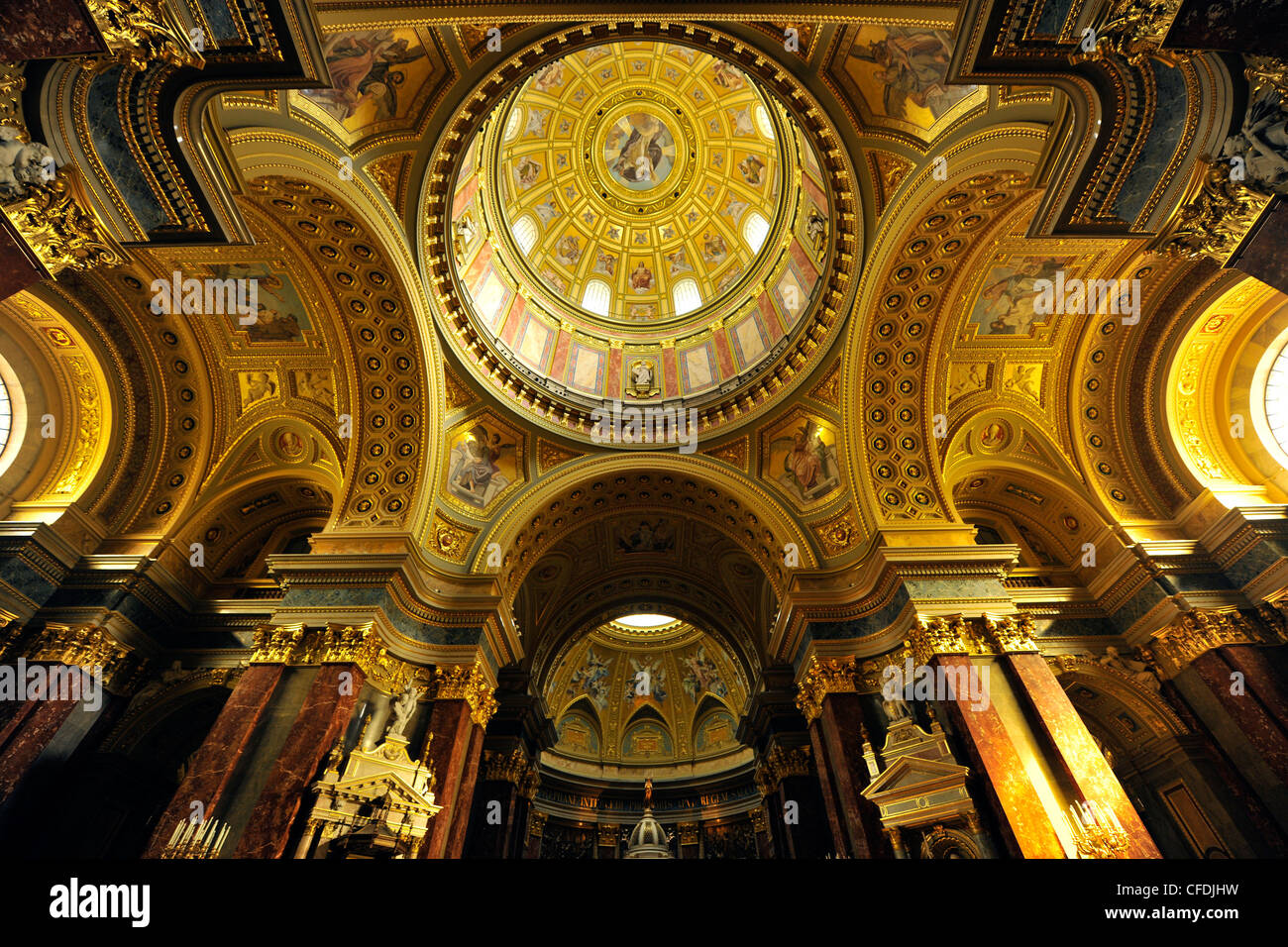 Vista interior de la Basílica de San Esteban, Budapest, Hungría, Europa Foto de stock