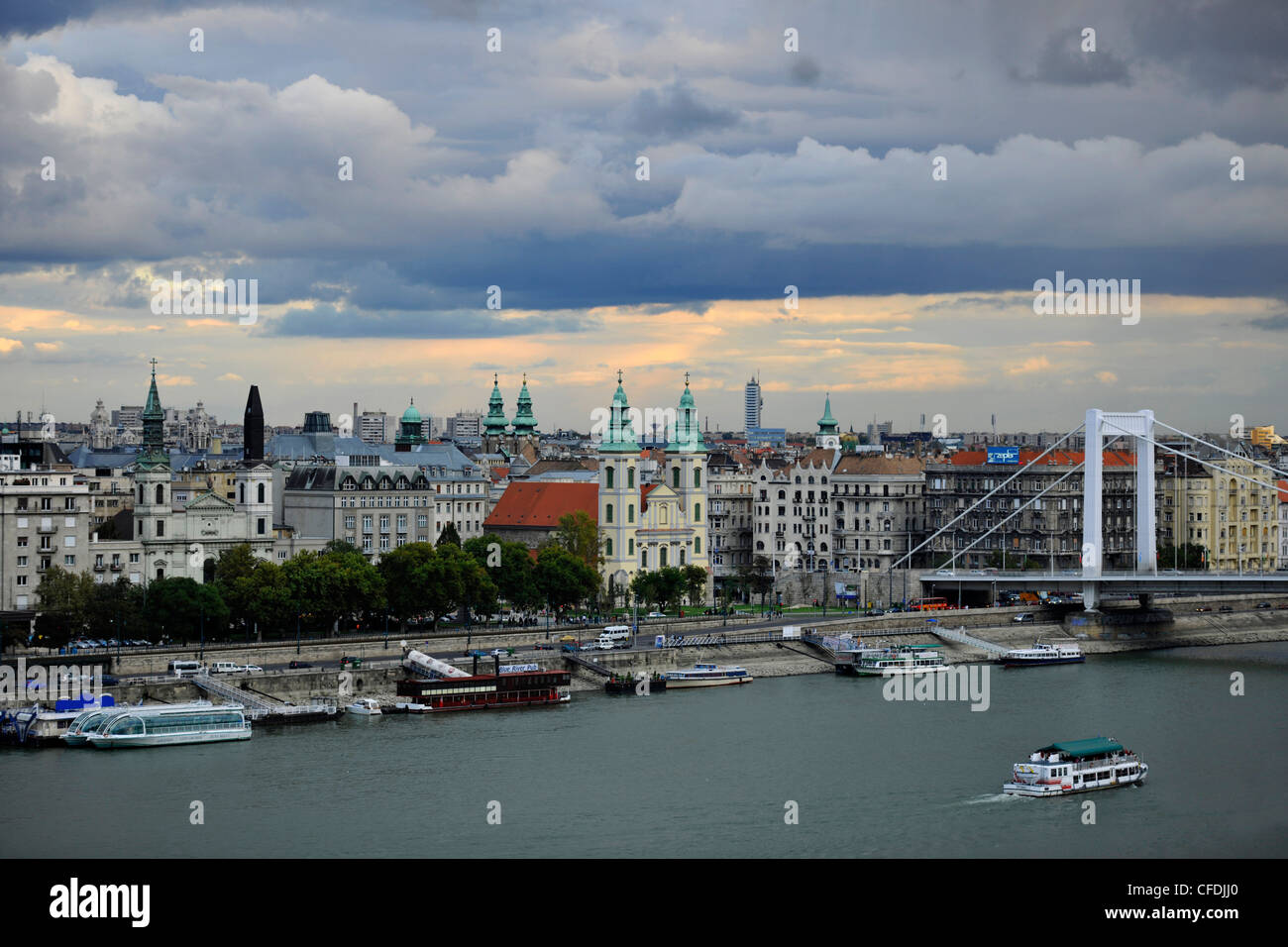 Barco en el río Danubio en la parte delantera del puente Elisabeth, Budapest, Hungría, Europa Foto de stock