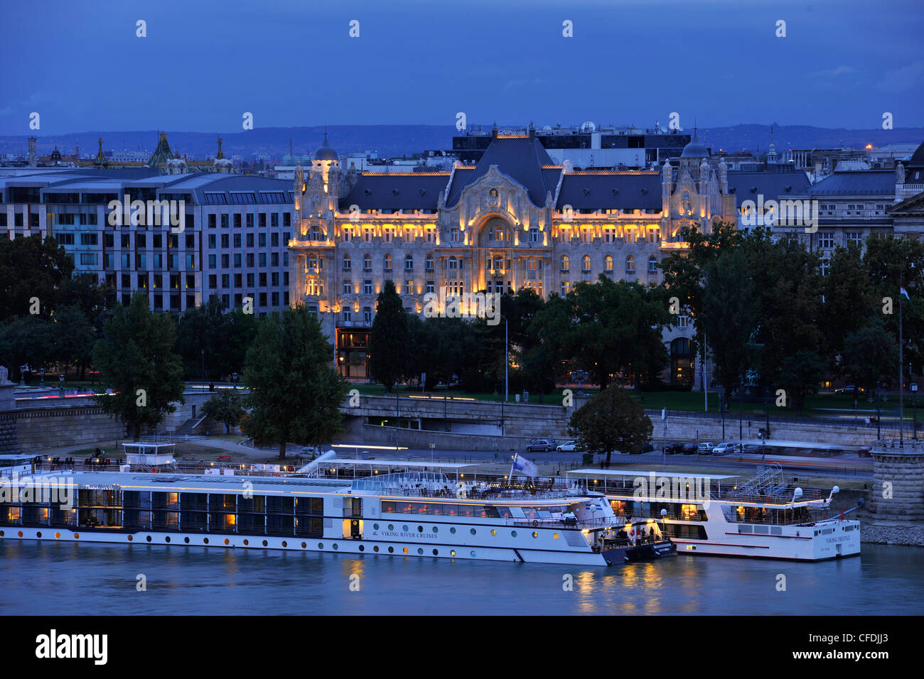 Barco de vapor sobre el río Danubio y Gresham Palace en la noche, Budapest, Hungría, Europa Foto de stock