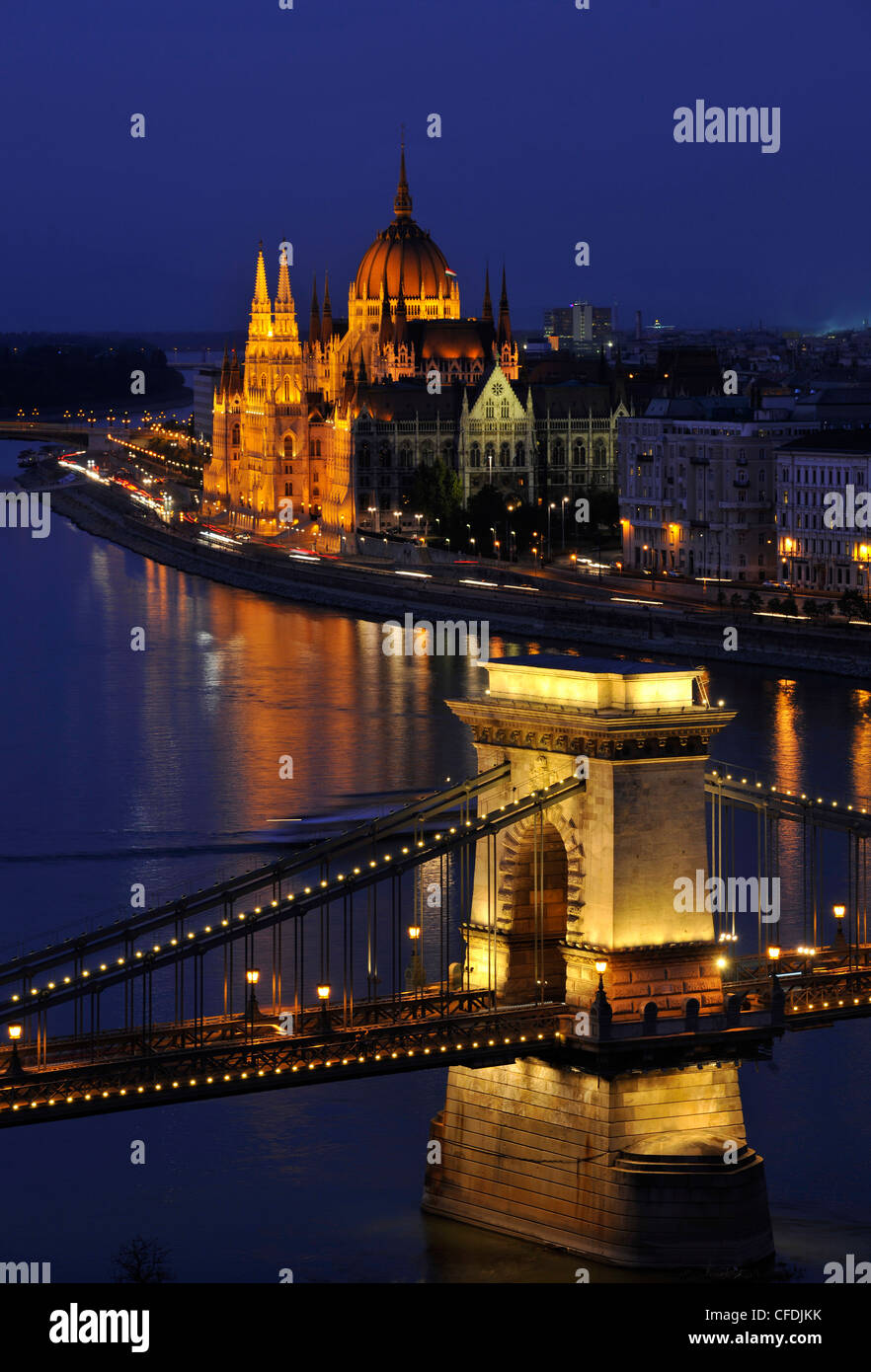 El río Danubio, el Parlamento y el Puente de la cadena en la noche, Budapest, Hungría, Europa Foto de stock