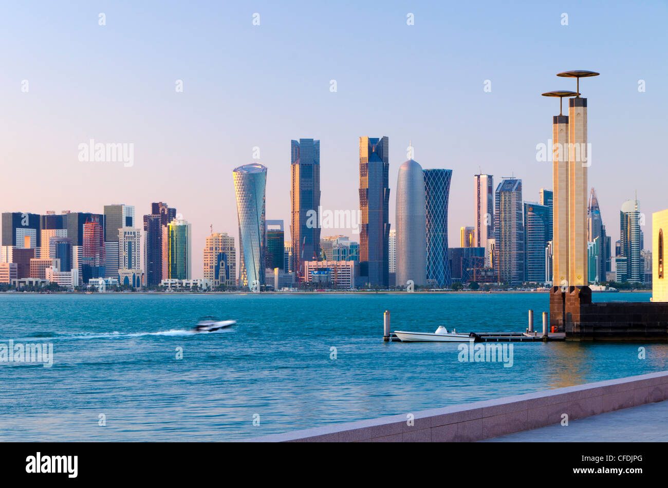 Al Bidda, Palm Torre Torre Oeste, Burj Qatar y Tornado de la torre del Museo de Arte Islámico, Doha, Qatar, Oriente Medio Foto de stock
