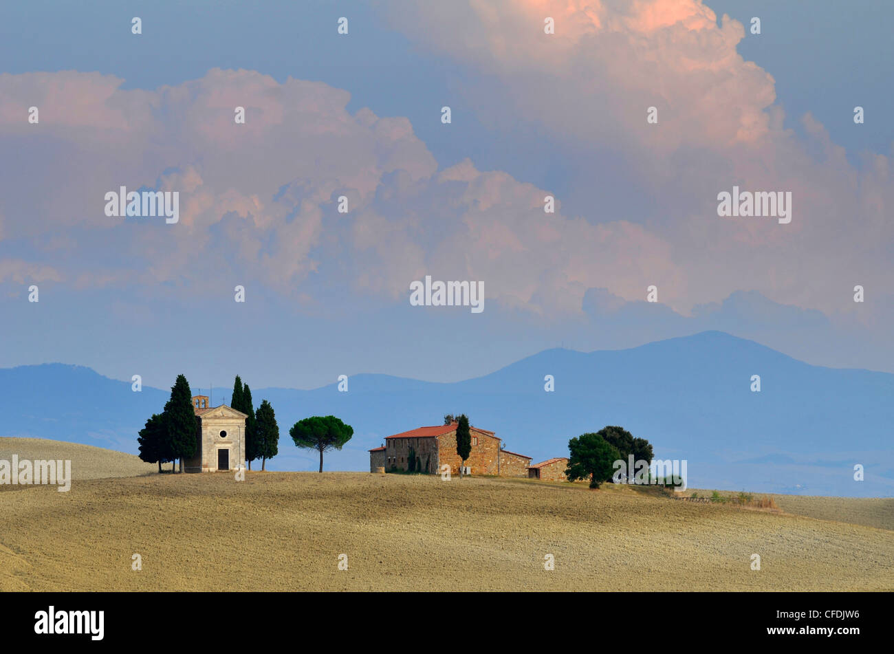 Capilla en paisaje idílico, San Quirico d'Orcia, Toscana, Italia, Europa Foto de stock
