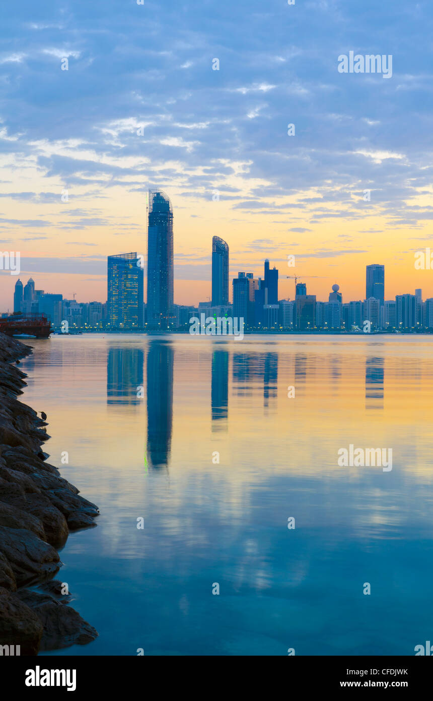 Perfil de la ciudad al amanecer, Abu Dhabi, Emiratos Árabes Unidos, Oriente Medio Foto de stock