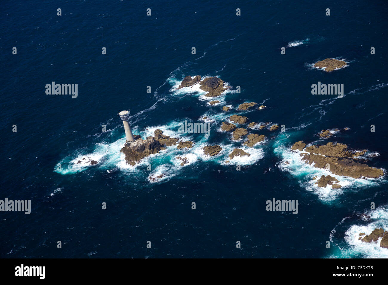 Foto aérea de Longships Faro y Lands End, en el oeste de la península de Penwith, Cornwall, Inglaterra, Reino Unido, Europa Foto de stock