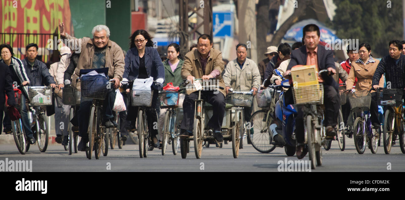 Los viajeros chinos en bicicleta en una calle de la ciudad, Pekin, China,  Asia Fotografía de stock - Alamy