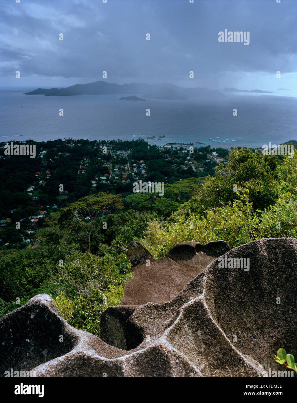 Roca granítica en el camino a Nid d'Aigles mirador de 300m sobre el nivel del mar, vista sobre el pueblo de La Passe y la isla Praslin Foto de stock