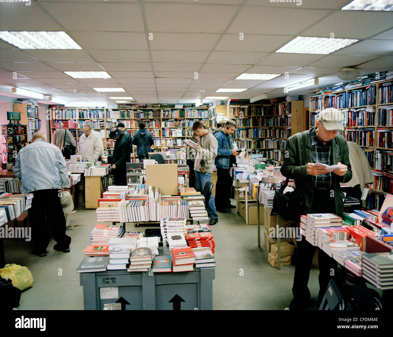 La gente en la librería intelectual Falanster, Moscú, Rusia, Europa Foto de stock