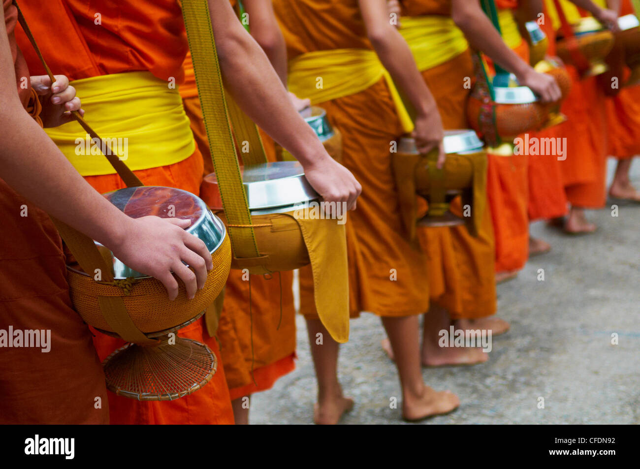Procesión de monjes budistas recolectando limosnas y arroz al amanecer, en Luang Prabang, Laos, Indochina, en el sudeste de Asia, Asia Foto de stock