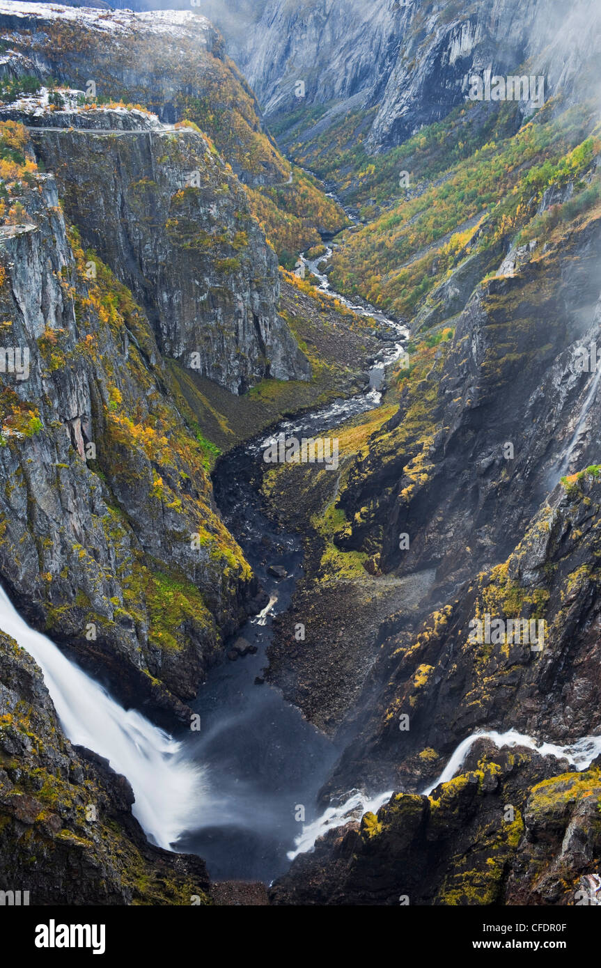 Voringfossen y caída de agua, que fluye en el río bjoreia, Voringfossen Mabodalen, Hordaland, Noruega Foto de stock