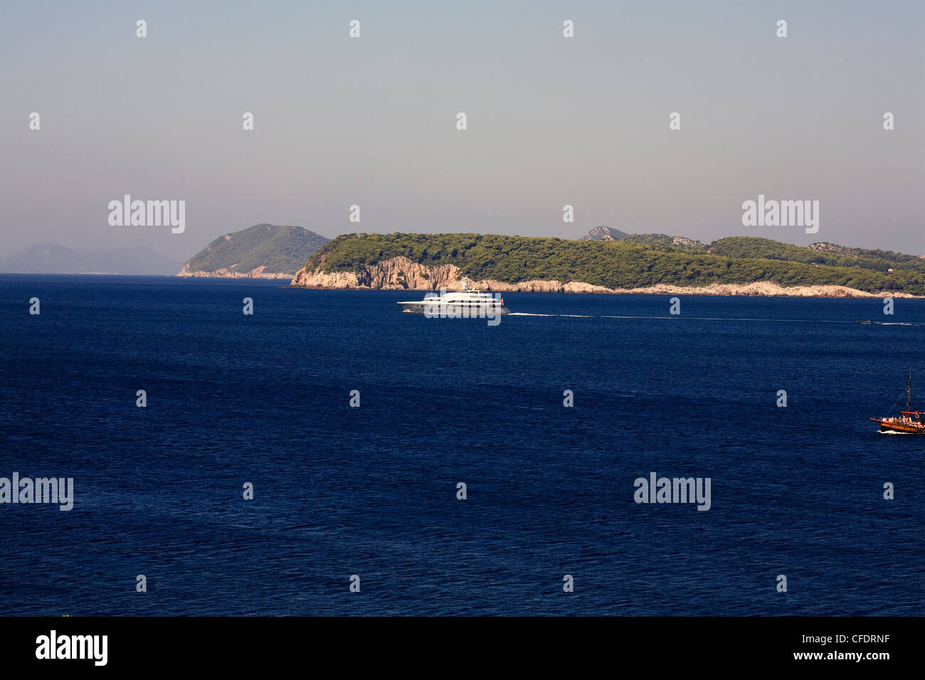 Yate de motor fuera de Dubrovnik Lapad pasadas en el Adriático en Dalmacia Croacia Foto de stock