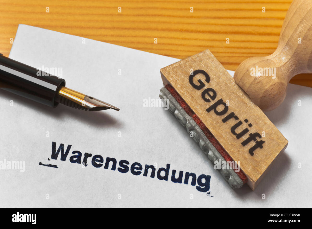Sobre con la inscripción "envío de mercancías", en alemán, junto con un sello con las inscripciones "comprobado" en alemán Foto de stock