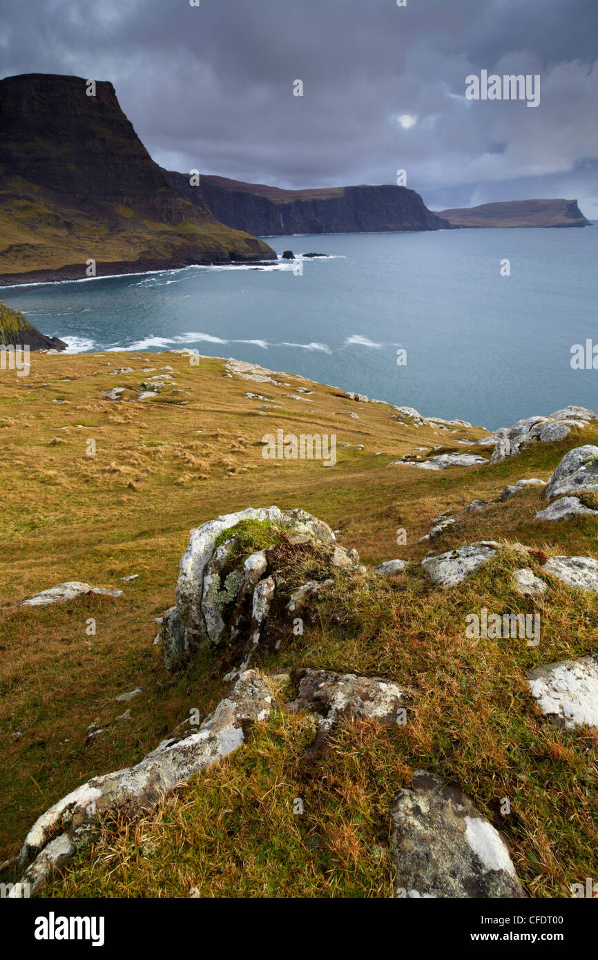Una vista de Neist Point mostrando Ramasaig Waterstein Head y acantilados, la Isla de Skye, Escocia, Reino Unido, Europa Foto de stock