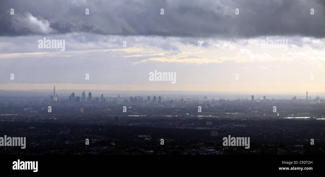 Cielo tormentoso sobre Londres, ciudad en silueta Foto de stock