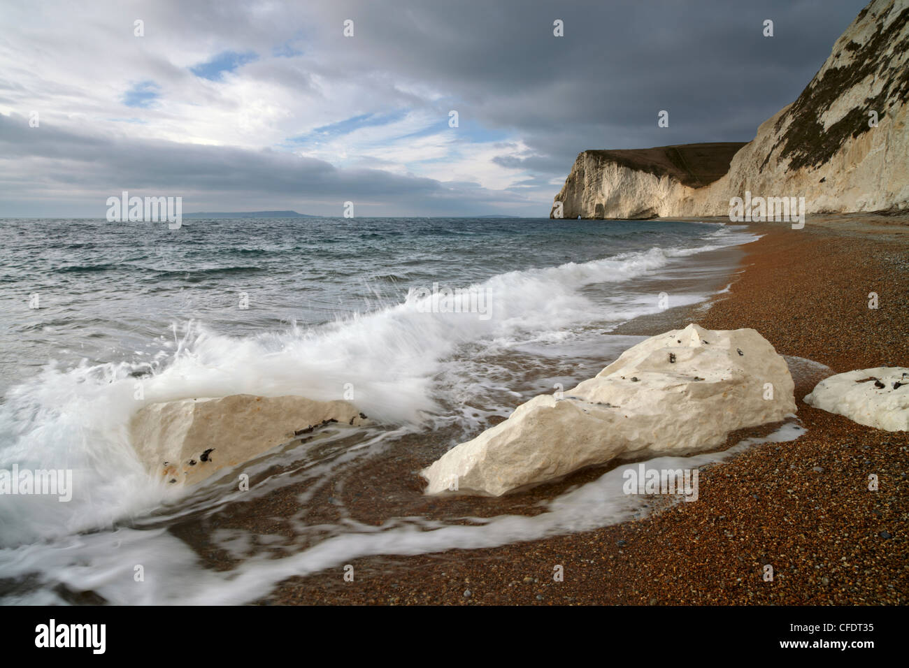 Una vista hacia la cabeza de murciélago y en la distancia la isla de Portland Swyre desde debajo de la cabeza, la Costa Jurásica, en Dorset, Inglaterra, Reino Unido. Foto de stock