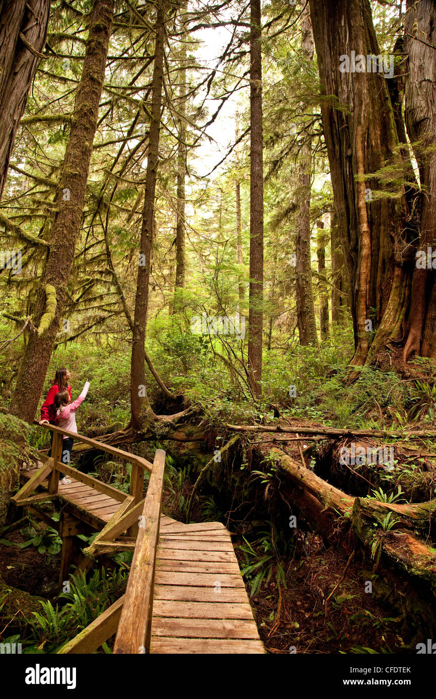 Niños Con Mascota En El Parque Fotos e Imágenes de stock Alamy