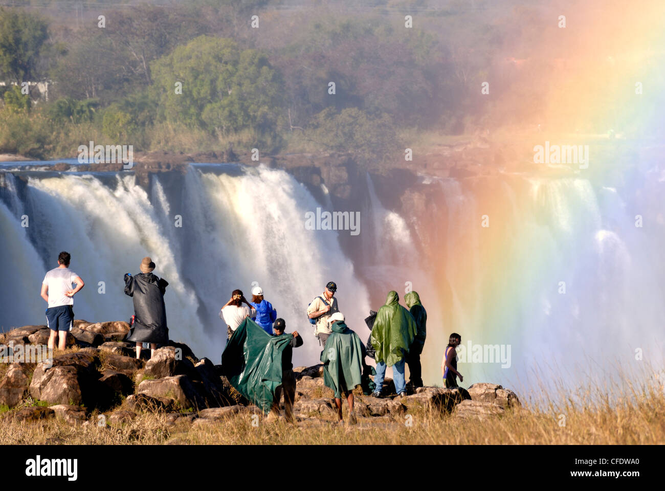 Los turistas ver las Cataratas Victoria, Sitio del Patrimonio Mundial de la UNESCO, Zimbabwe, África Foto de stock