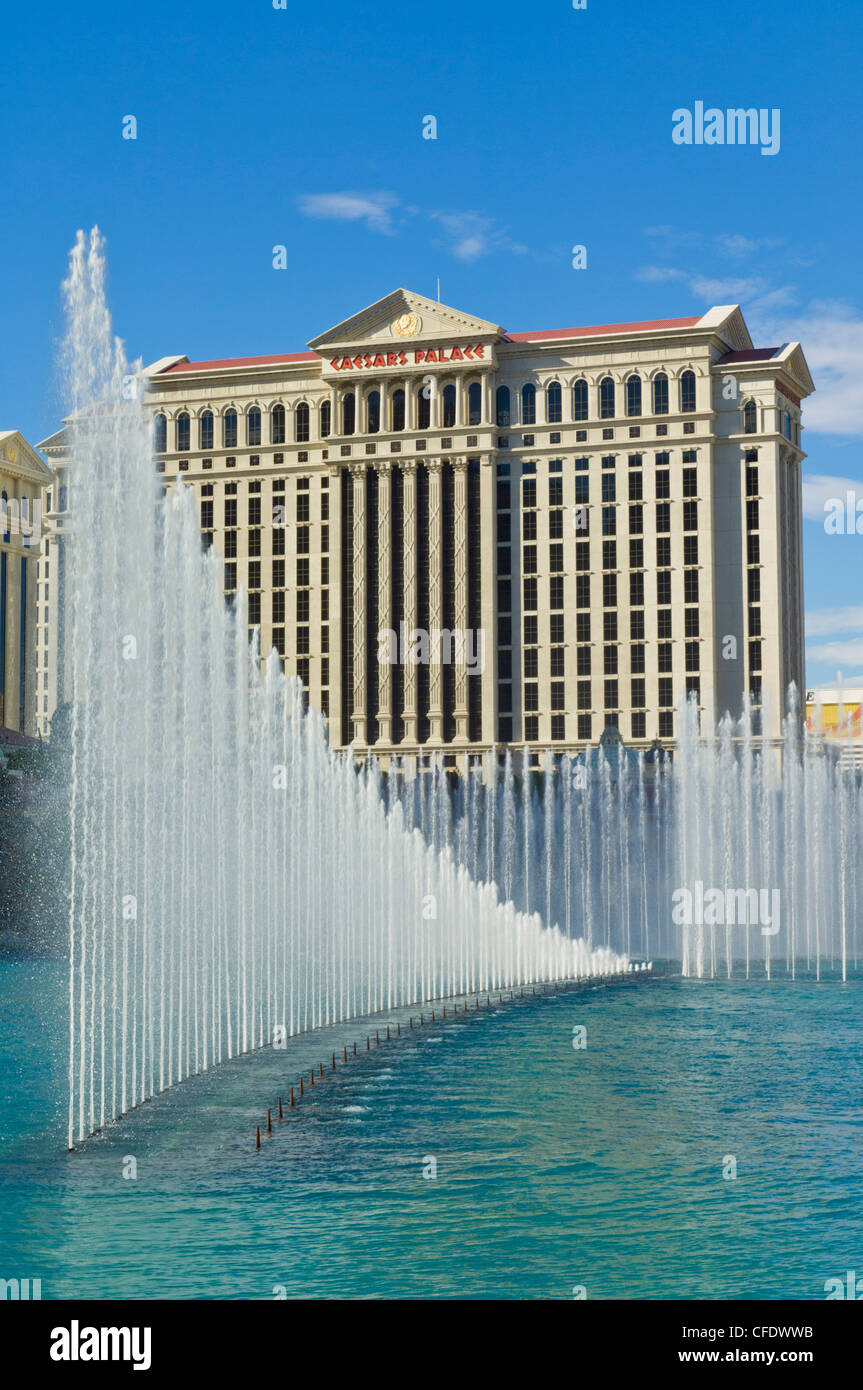 Lago Bellagio con el lado de Caesar's Palace Hotel, el Strip, en Las Vegas Boulevard South, Las Vegas, Nevada, EE.UU. Foto de stock