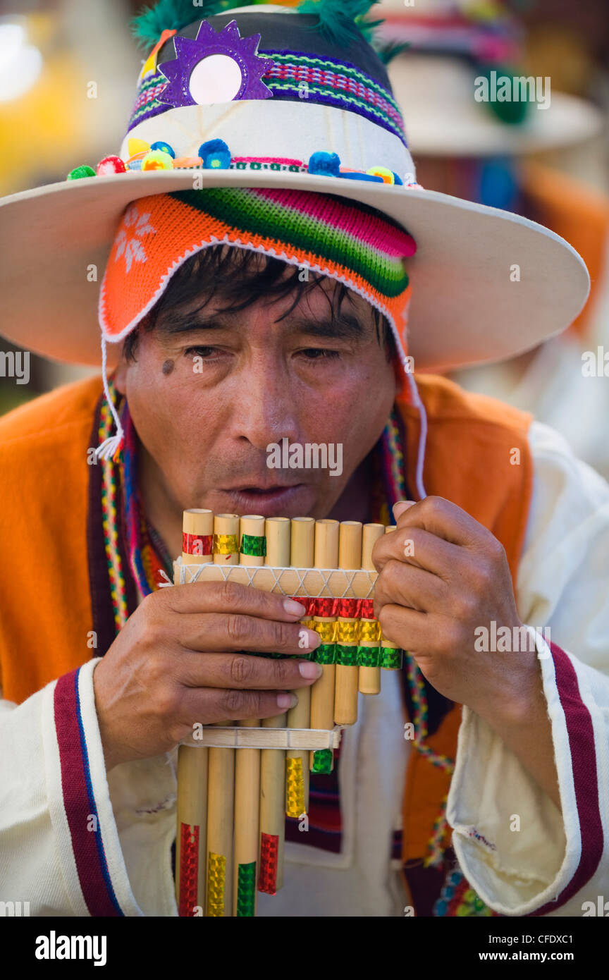 Músico tocando la flauta durante el Carnaval de Oruro, Oruro, Bolivia,  América del Sur Fotografía de stock - Alamy