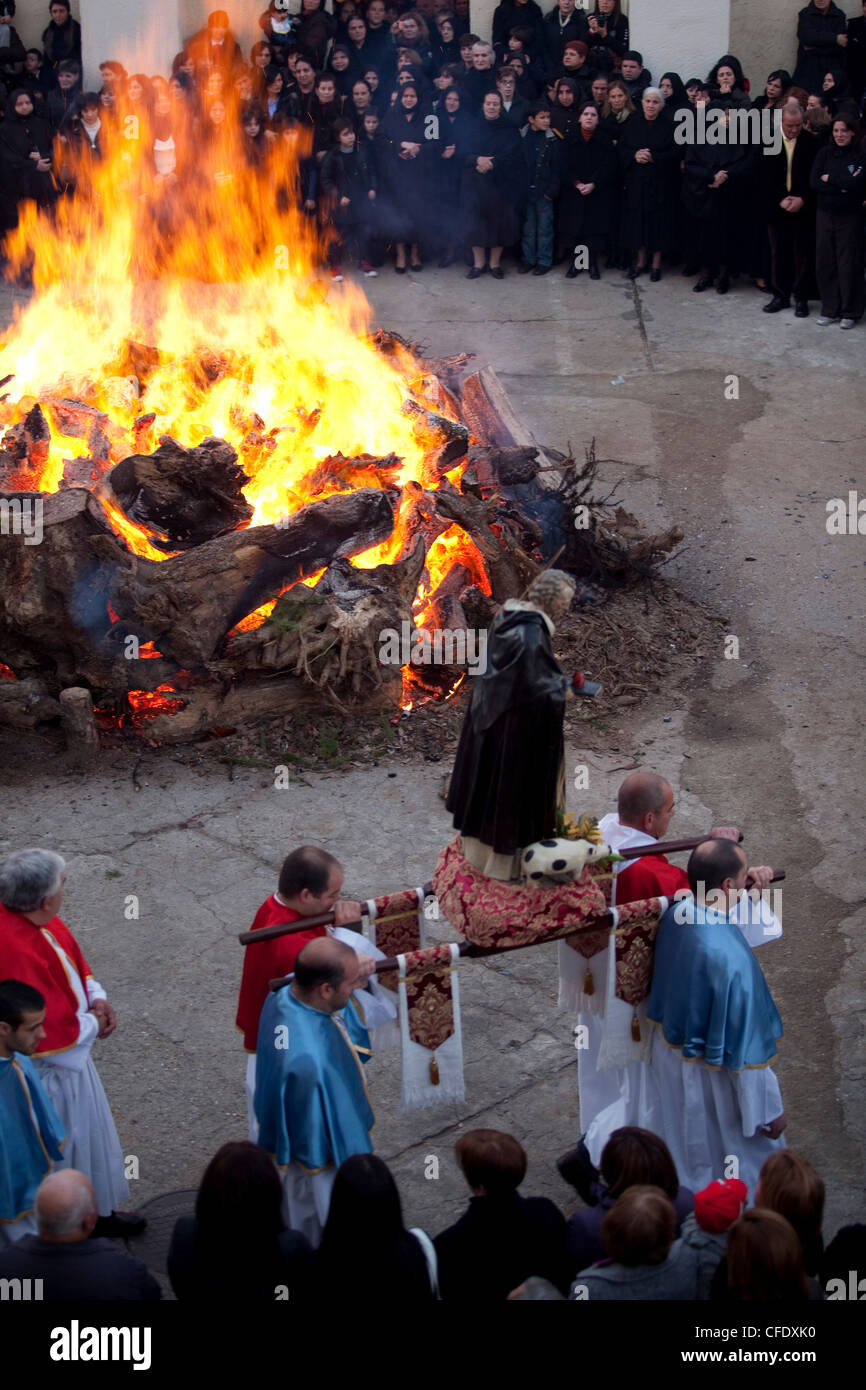 Orgosolo la procesión de San Antoni's fires markes el comienzo del carnaval de Cerdeña, Orgosolo, Cerdeña, Italia Foto de stock