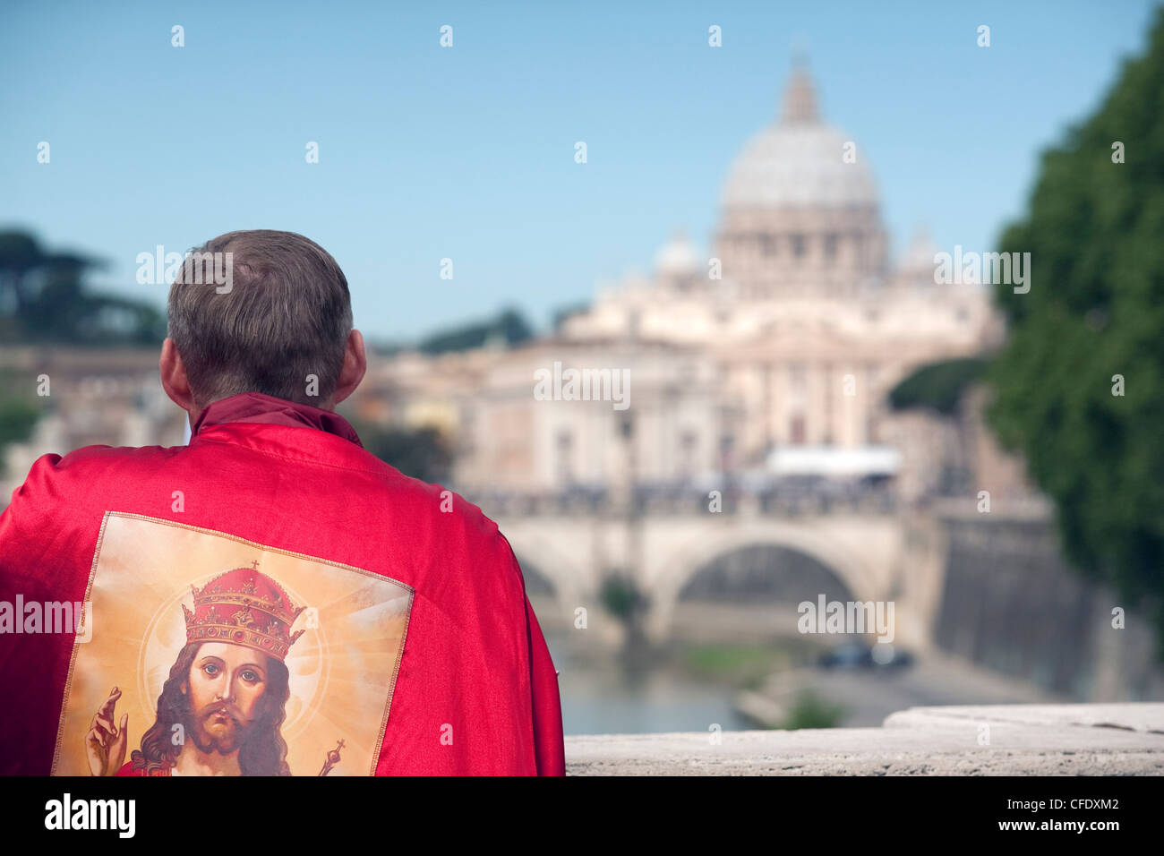 Mirando a la Catedral de San Pedro durante la beatificación de Juan Pablo II, Roma, Lazio, Italia, Europa Foto de stock