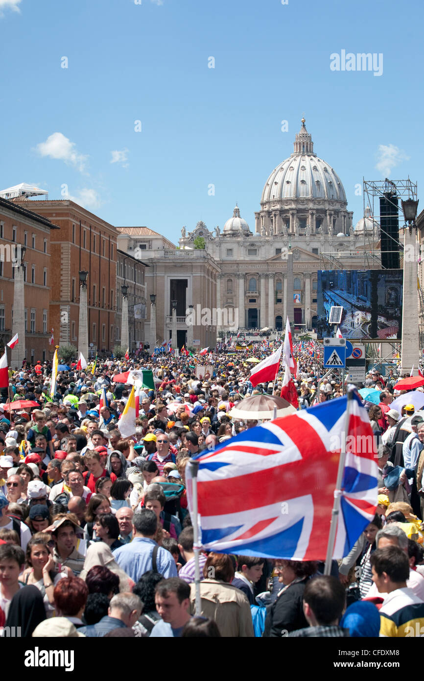 Via della Conciliazione durante la beatificación del Papa Juan Pablo II, Roma, Lazio, Italia, Europa Foto de stock