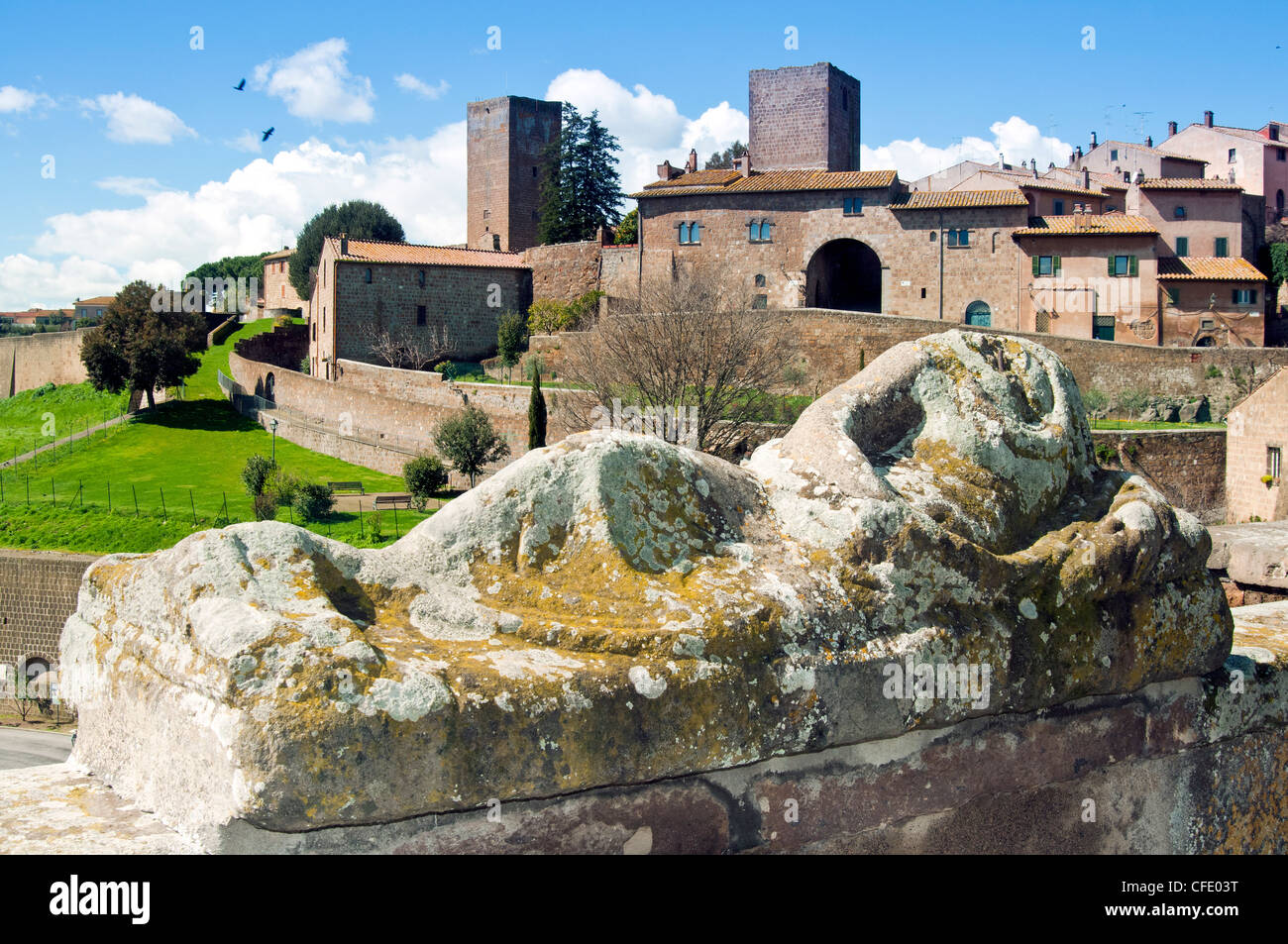 Vista de Tuscania desde Piazza Bastianini etruscas y sarcófago Tuscania, provincia de Viterbo, Lacio, Italia, Europa Foto de stock