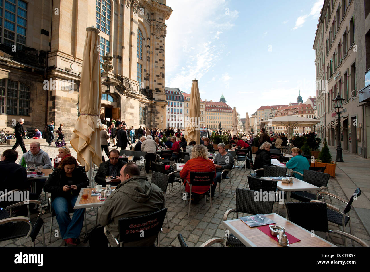 Los cafés de la calle delante de Frauenkirche, Dresde, Sajonia, Alemania, Europa Foto de stock