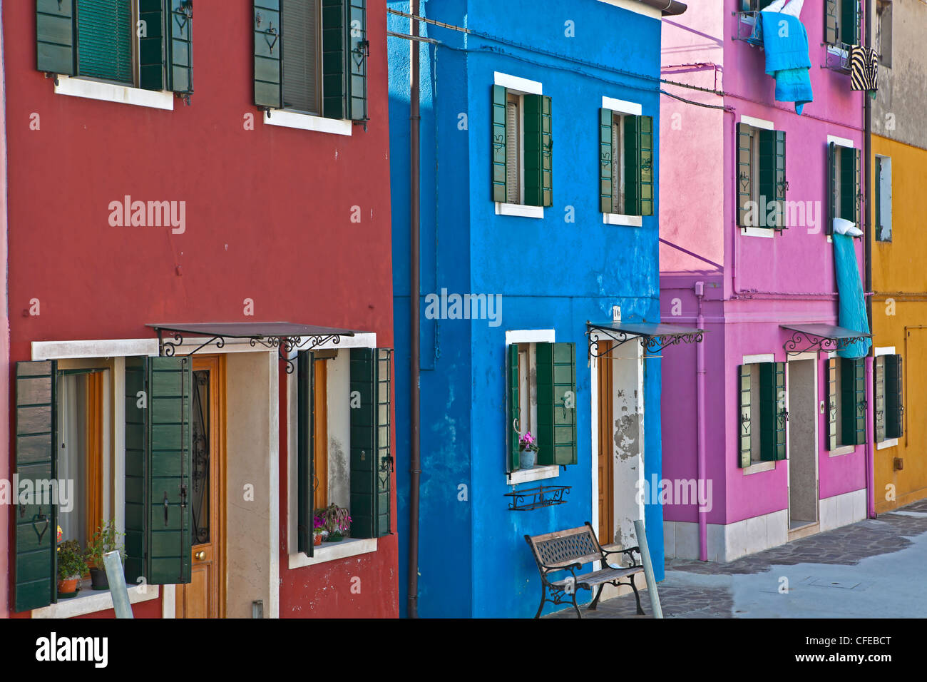 Coloridas casas en Burano, Venecia, Véneto, Italia Foto de stock