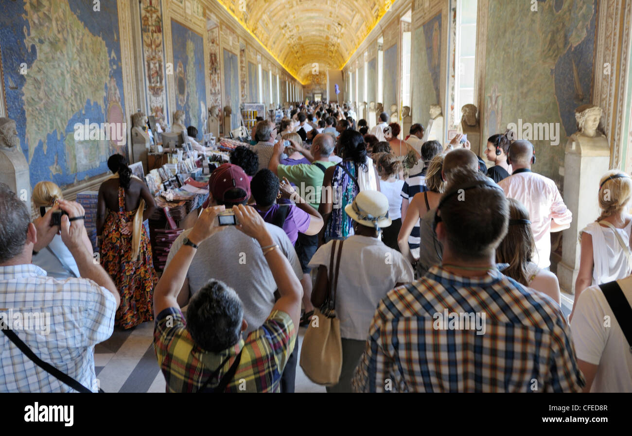 Los turistas en el Museo Vaticano Foto de stock