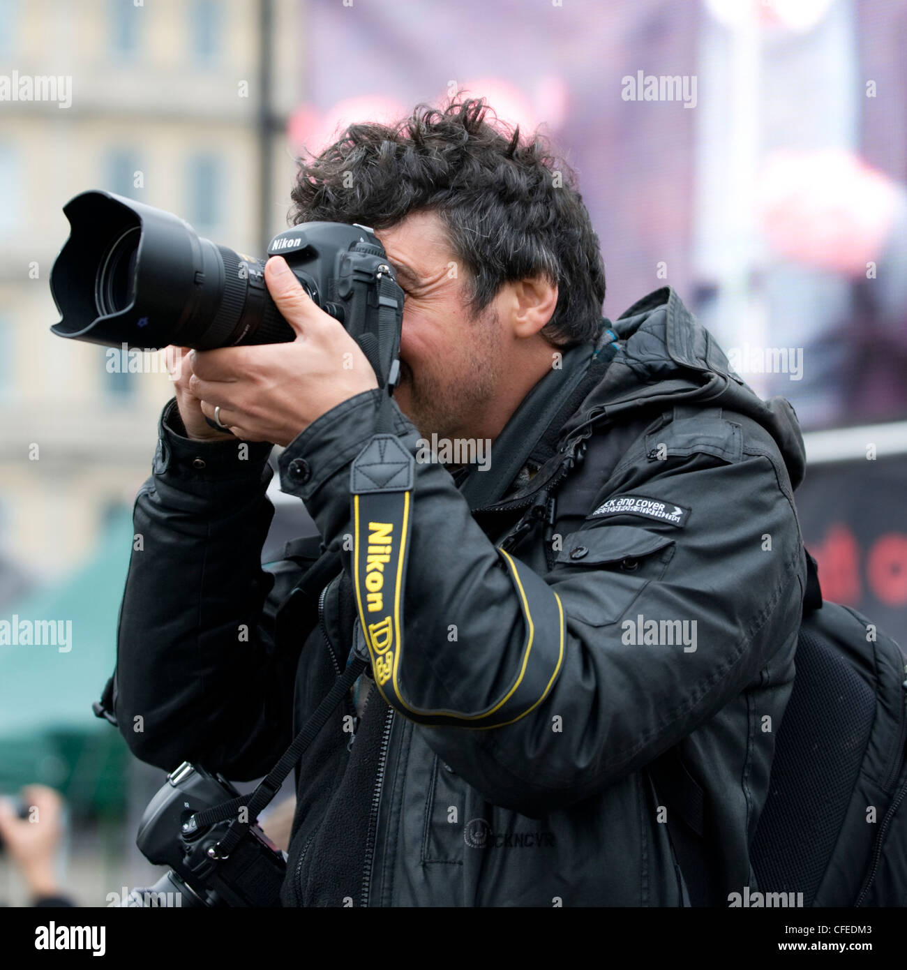 Un fotógrafo de prensa utilizando una cámara Nikon Fotografía de stock -  Alamy
