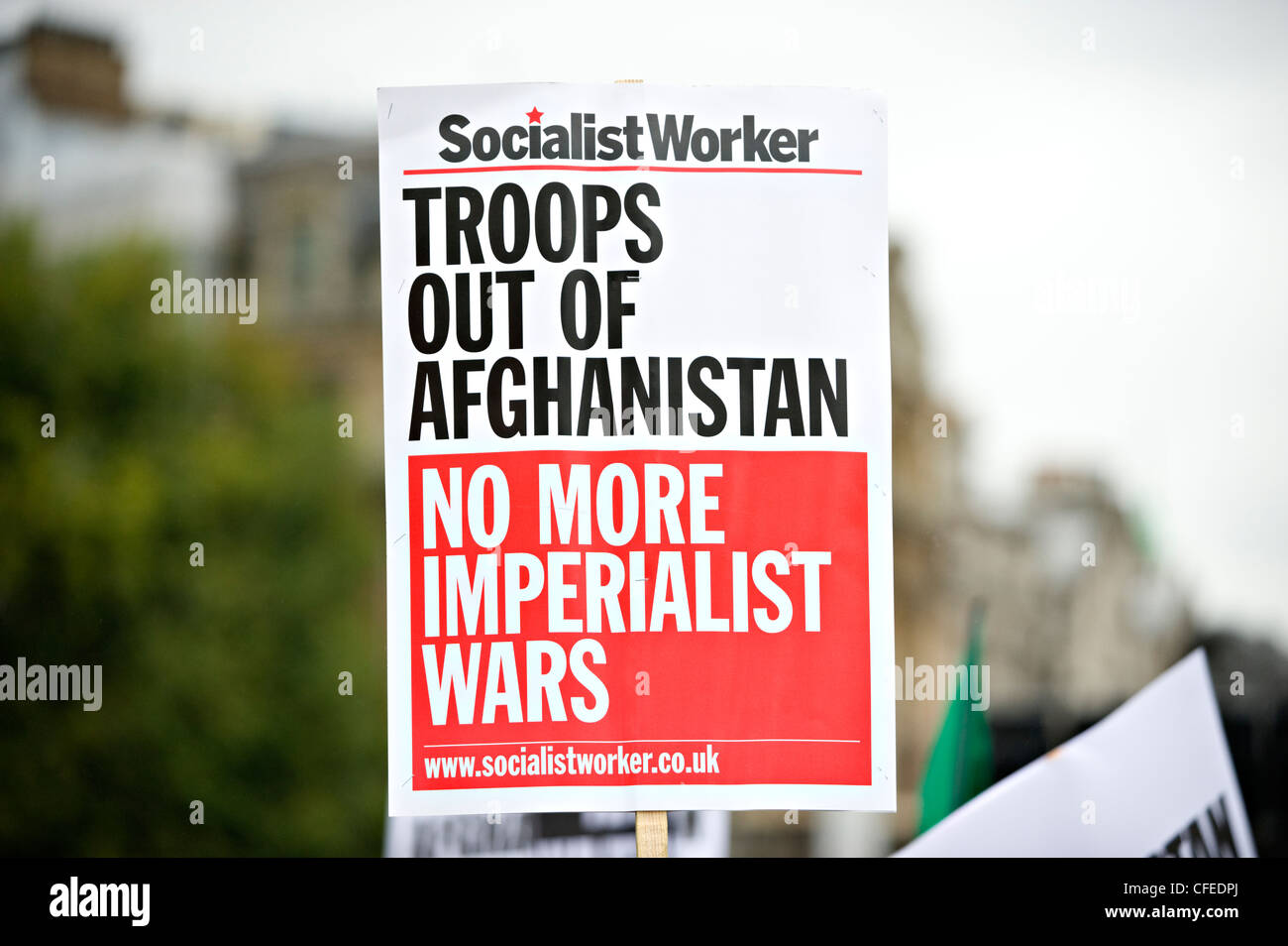 Obrero Socialista protesta pancartas en una manifestación contra la guerra en Londres Foto de stock