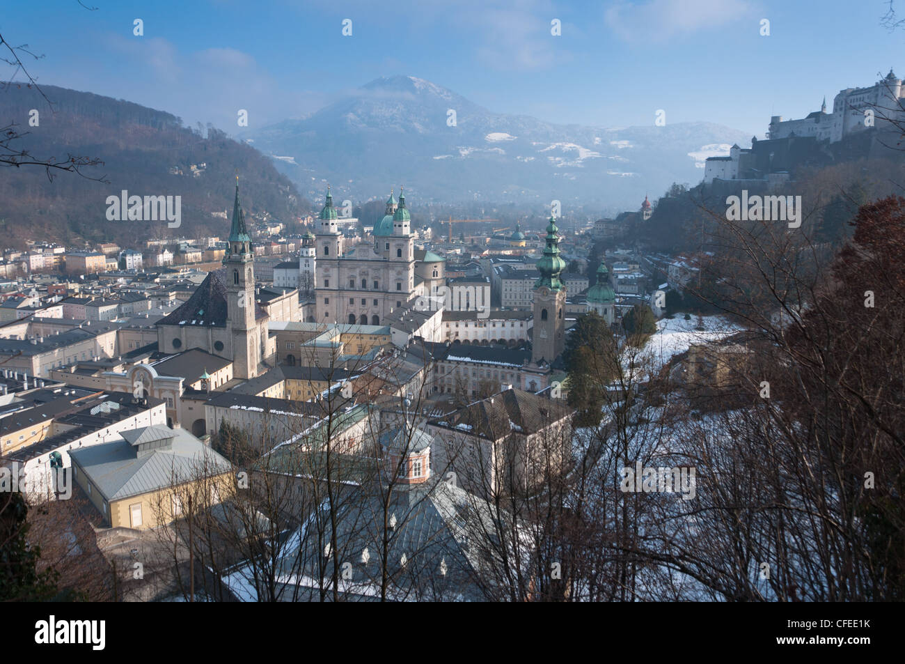 Salzburgo, la ciudad en la nieve del invierno. Austria. Foto de stock