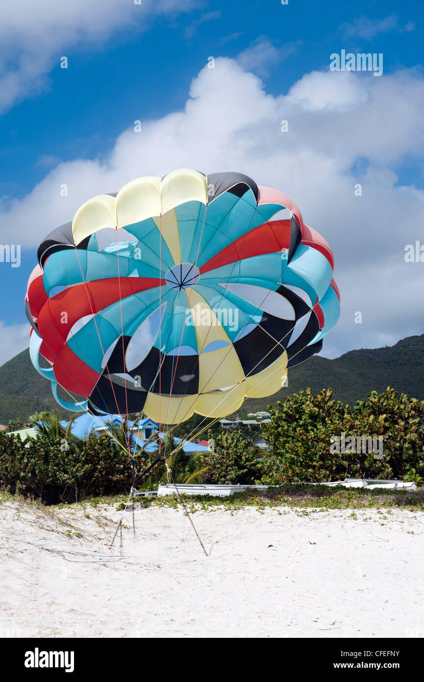 Coloridos paracaídas en Orient Beach, Saint Martin, Antillas Foto de stock