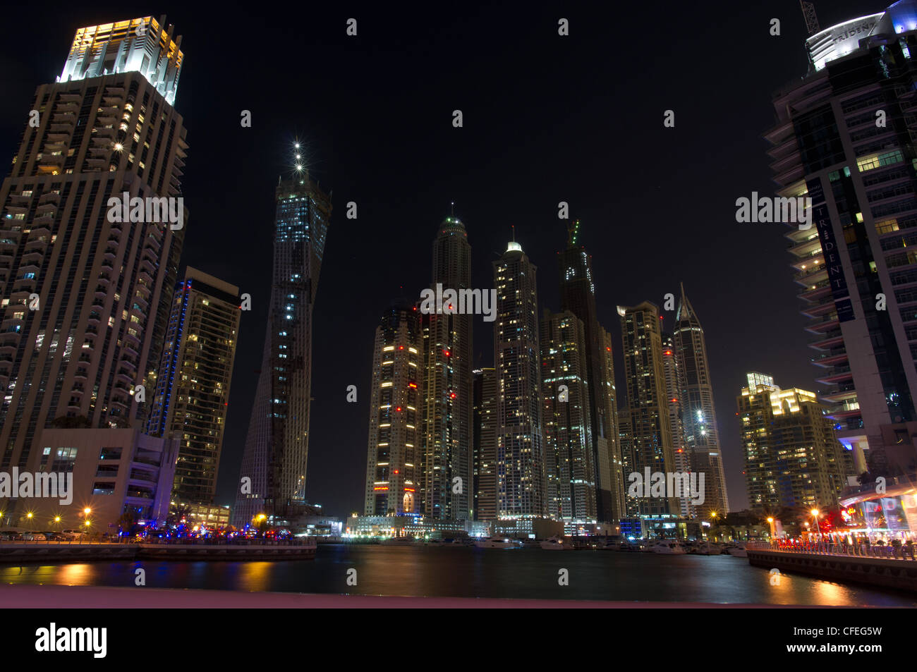 Horizonte de Dubai Marina en la noche, Unite Emiratos Árabes, de Oriente Medio Foto de stock