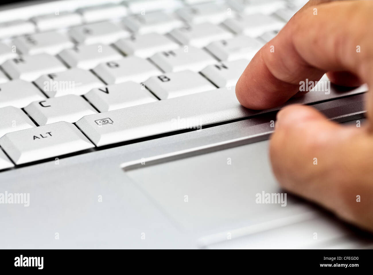 La mano derecha en el teclado portátil Foto de stock