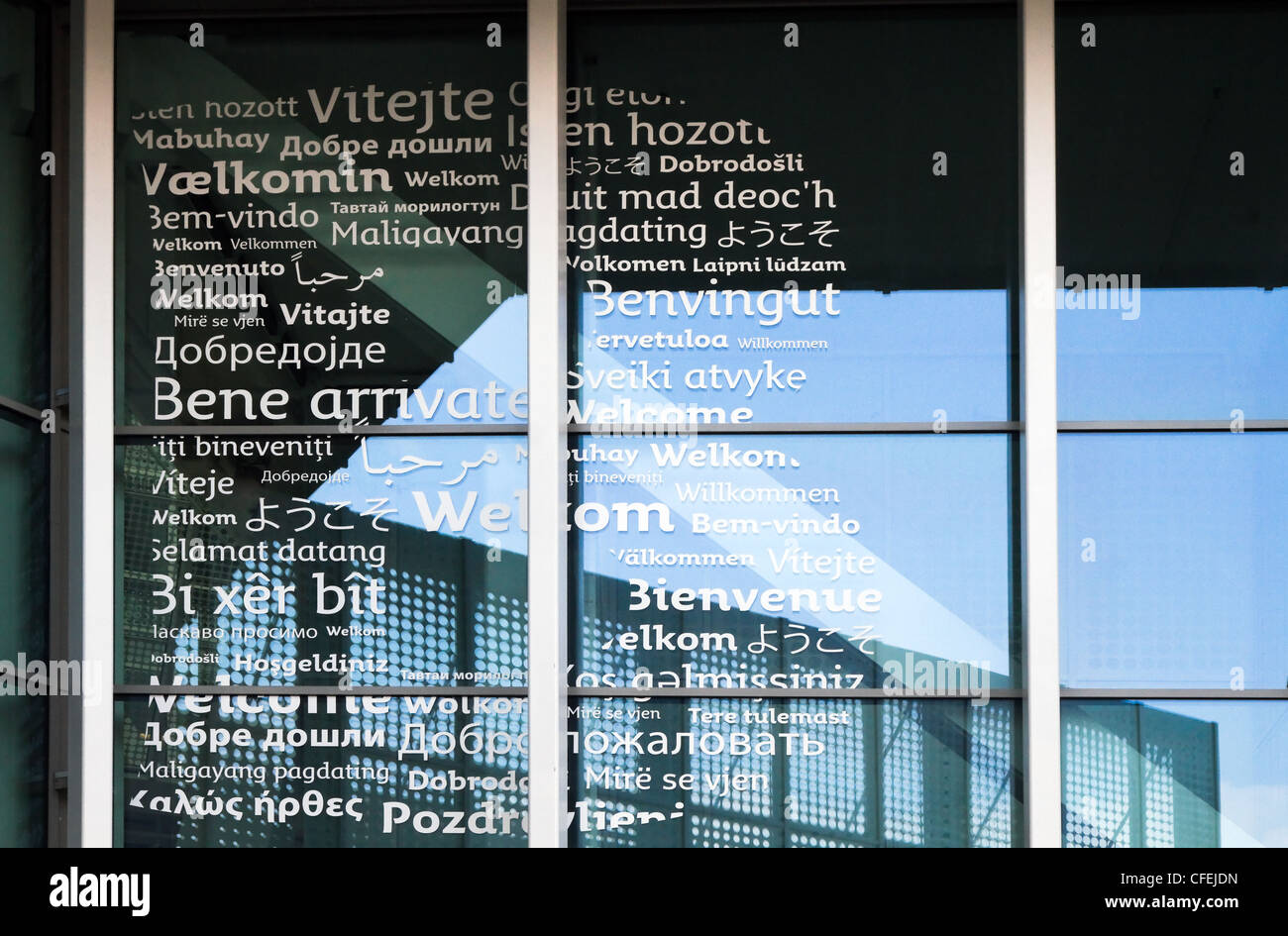 Bienvenido en muchos idiomas en forma de letra B en ventanas de vidrio. Foto de stock