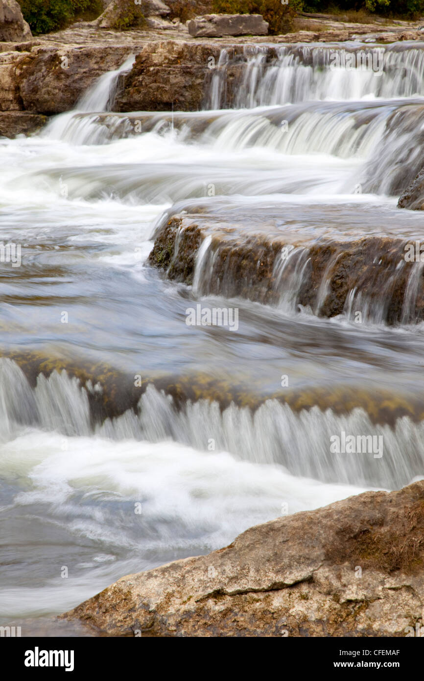 Serie de rápidos y cascadas. Agua y rocas blandas Llenar marco vertical. Foto de stock