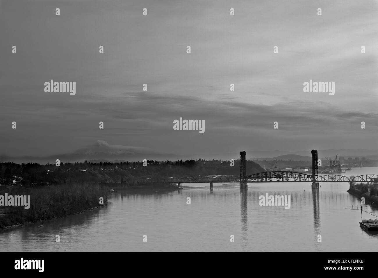 Imagen en blanco y negro de acero viejo puente levadizo en Portland en Willamette River con fondo nublado Foto de stock