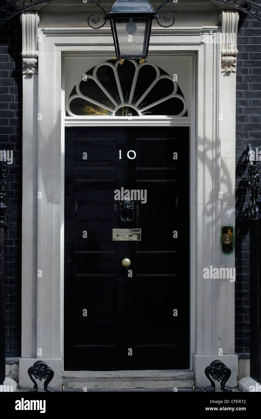 Puerta del número 10 de Downing Street, residencia del Primer Ministro de Gran Bretaña Foto de stock