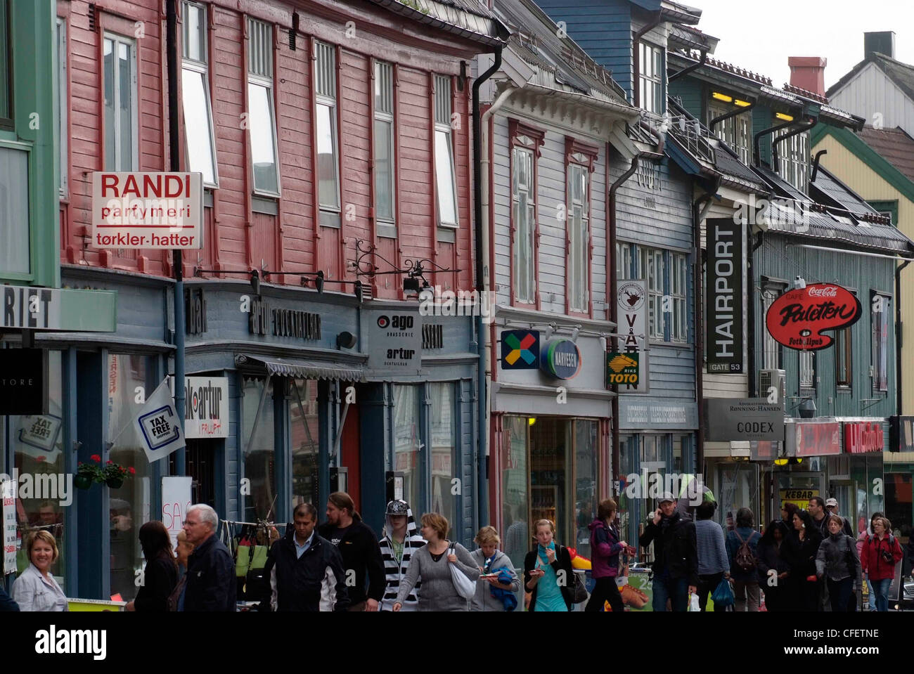 TROMSO, Noruega - la calle principal de compras en el centro de la ciudad Foto de stock