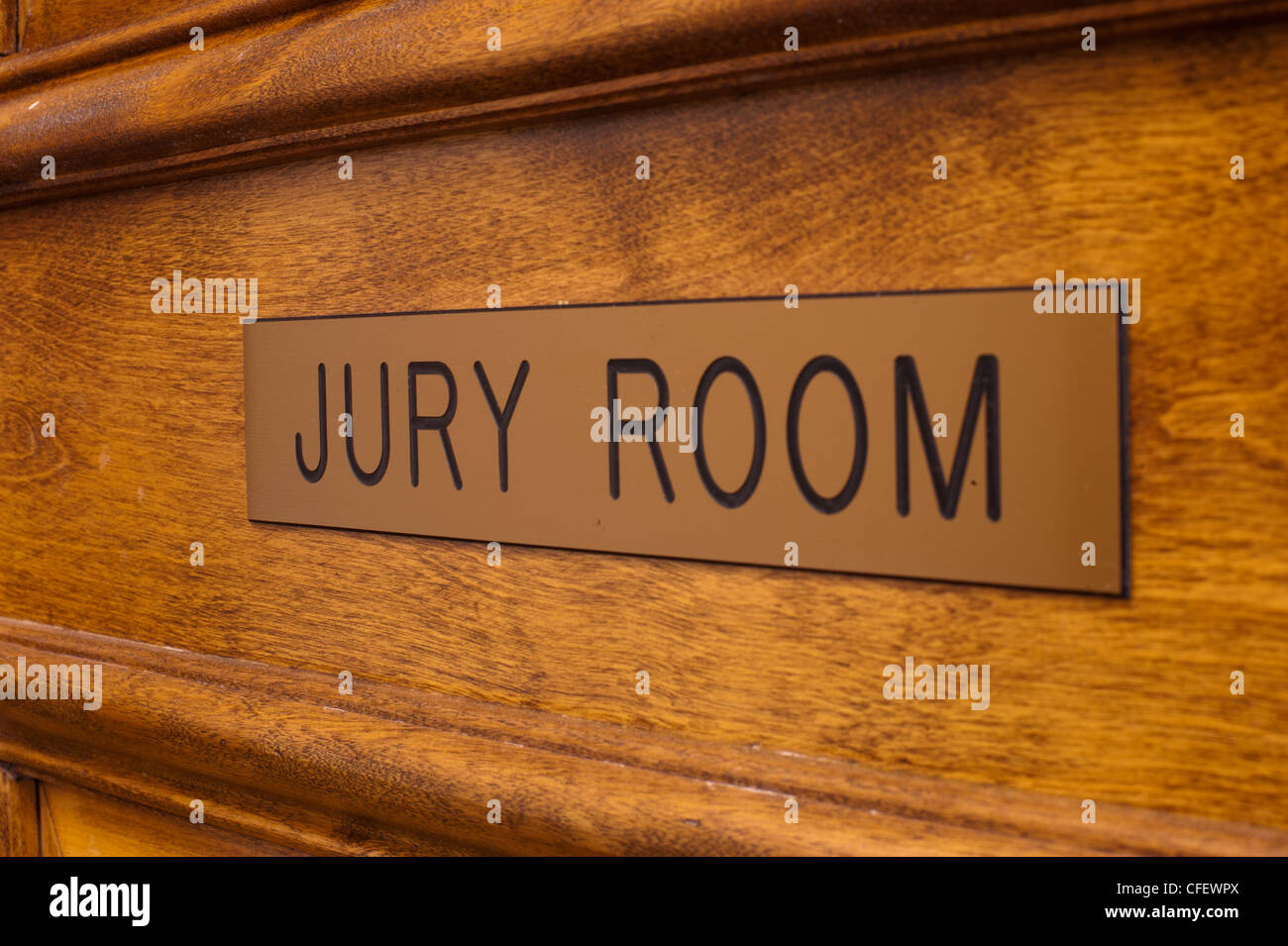 Puerta de la habitación del jurado. Foto de stock