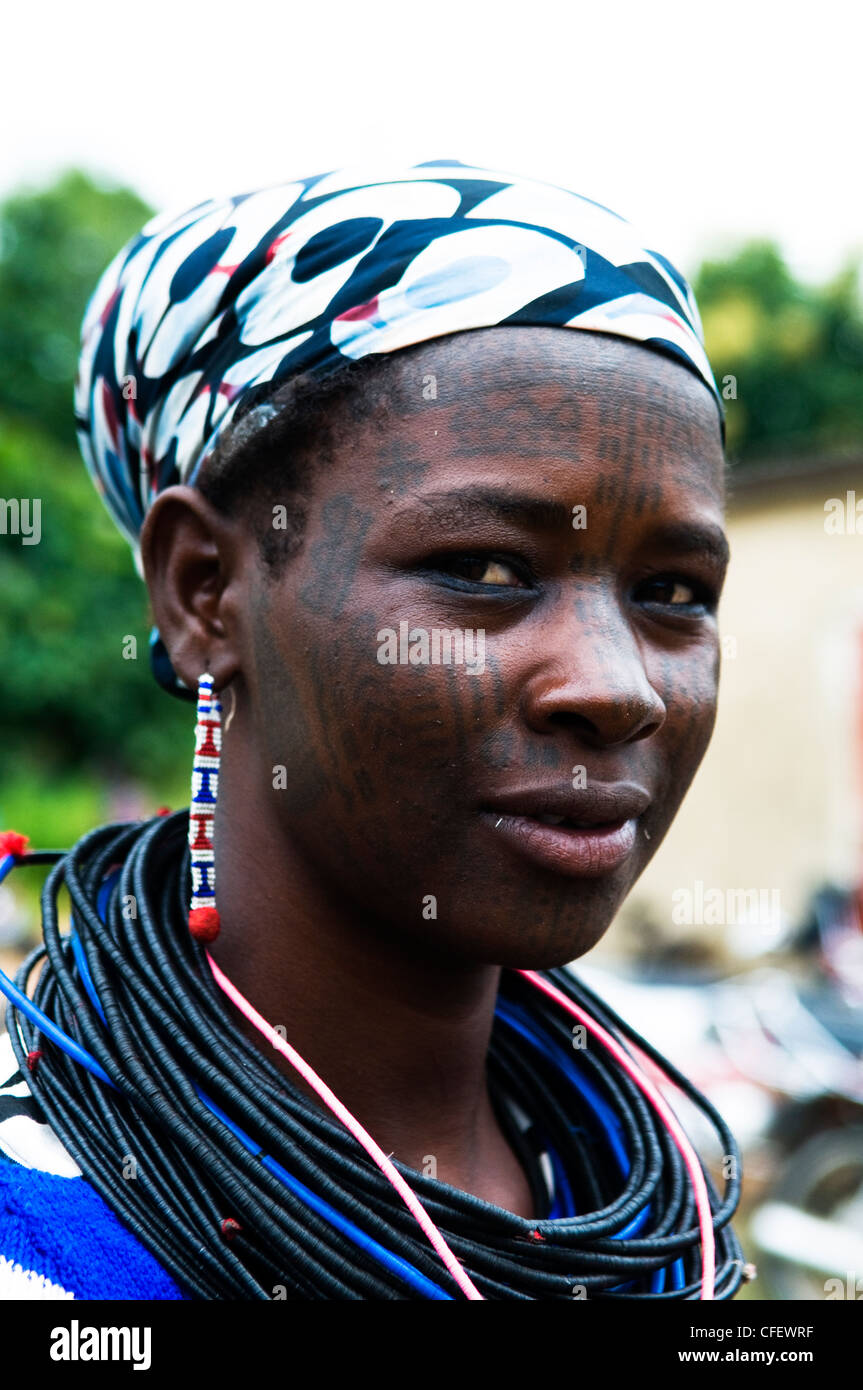 Los Peul / Fula / mujeres fulani decorar sus rostros y cuerpos con tatuajes coloridos. Foto de stock