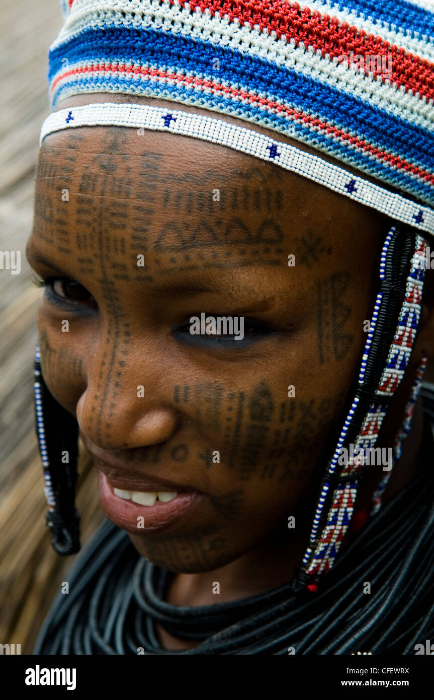 Los Peul / Fula / mujeres fulani decorar sus rostros y cuerpos con tatuajes coloridos. Foto de stock