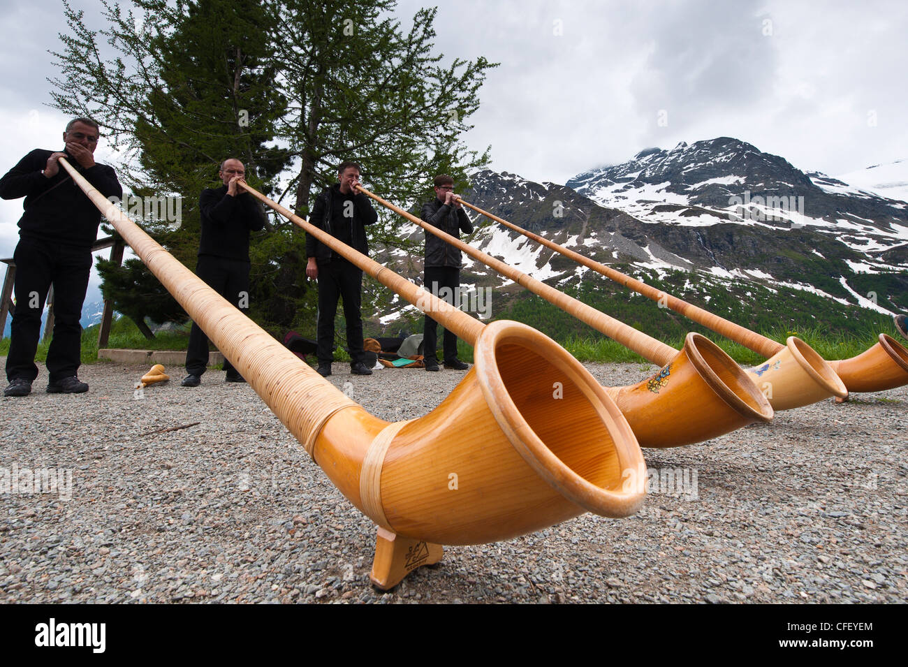 Hombres jugando alpenhorn,cuerno de los Alpes, Suiza, Europa Foto de stock