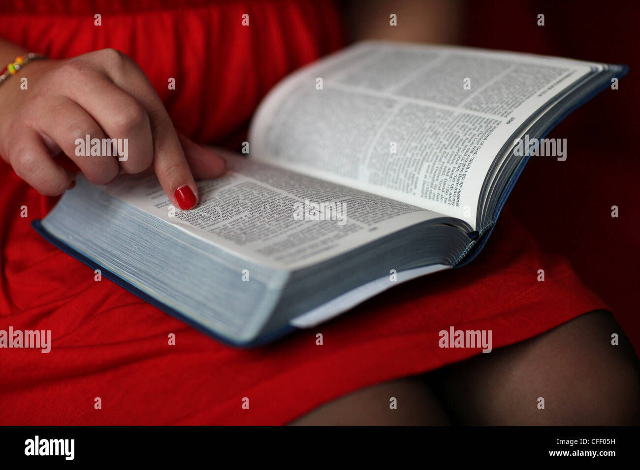 Mujer Leyendo La Biblia París Francia Europa Fotografía De Stock Alamy