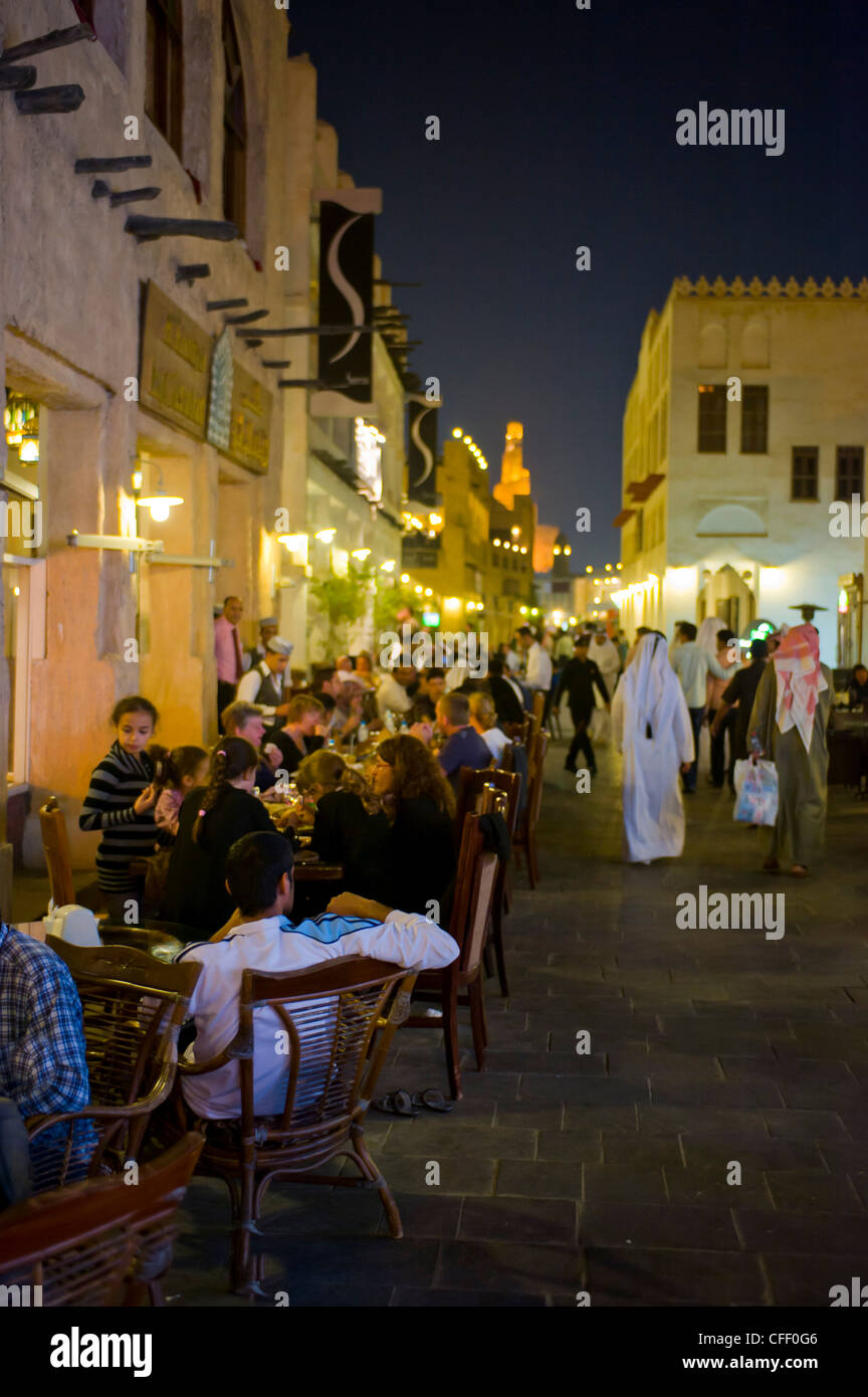 Los visitantes en el renovado Bazar Souq Waqif, Doha, Qatar, Oriente Medio Foto de stock
